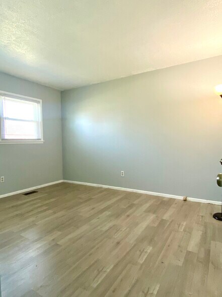 1st bedroom - 6300 Hackberry Way