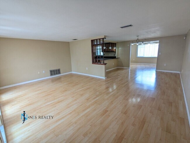 Building Photo - Beautiful 2/2/1 1600 Sq. Ft. with BONUS RO...