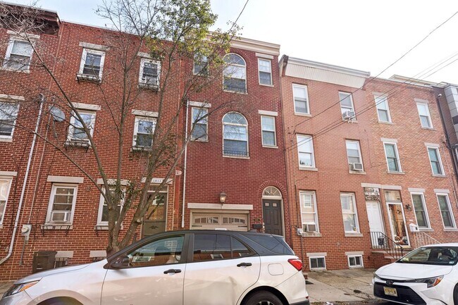 Building Photo - Beautiful 3 bedroom house with Private bac...