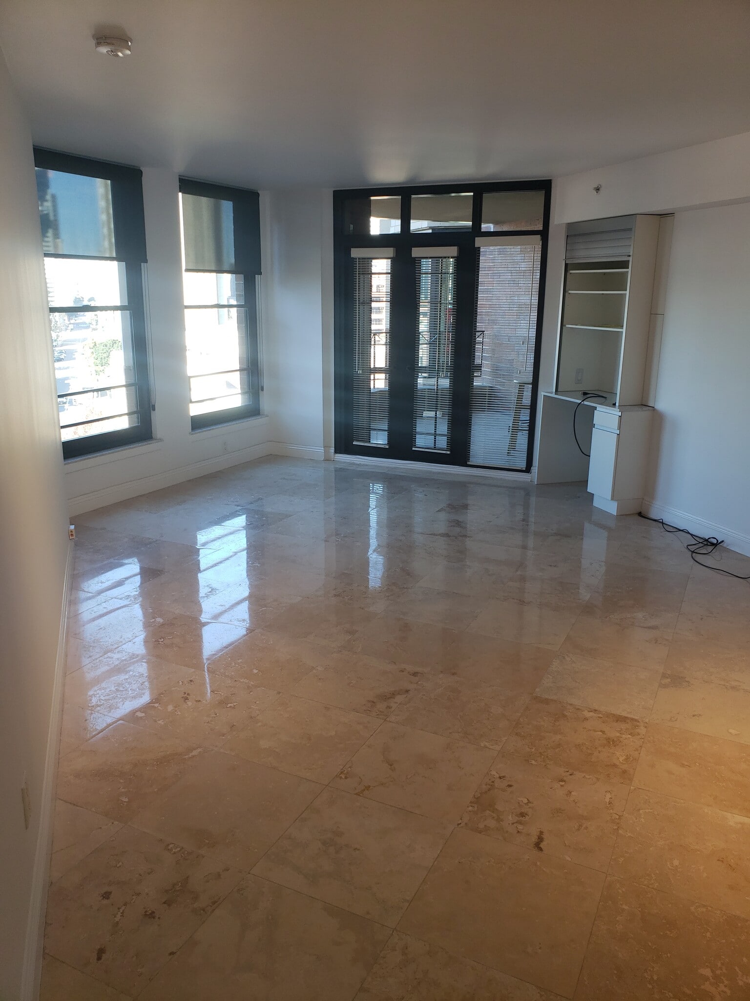 Living room - 500 W Harbor Dr