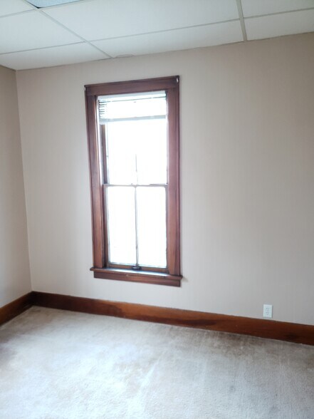 Building Photo - 558 Monroe St