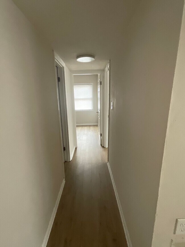 Building Photo - Quiet Two Bedroom Apartment off Rodman Ave
