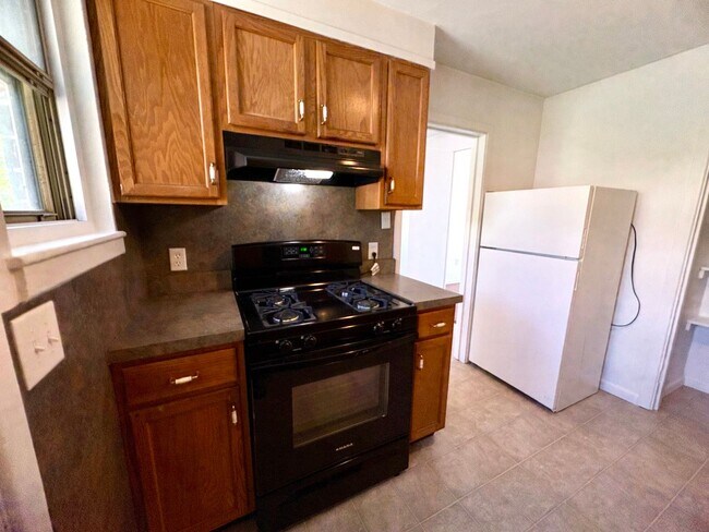 Building Photo - 2 Bedroom 1 Bathroom Townhome Available in Lancaster!