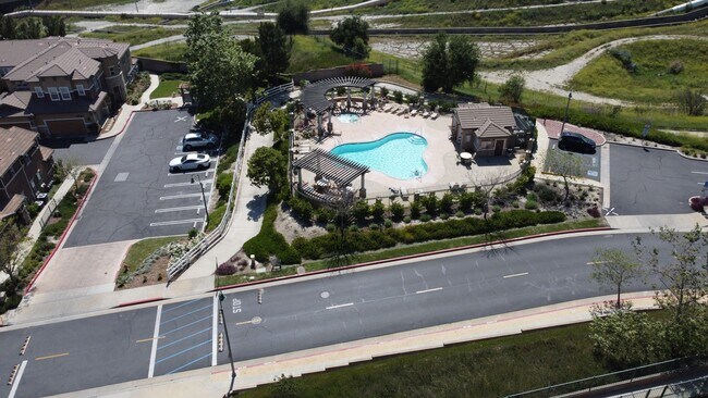 Building Photo - Beautiful 4 Bedroom, 2 1/2 Bathroom Townho...