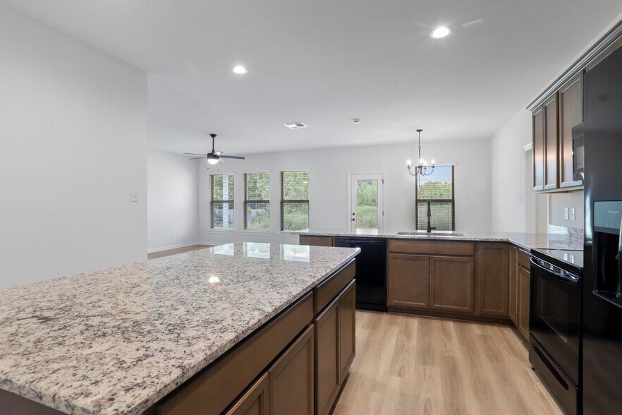 Building Photo - 13615 Ball Park Rd