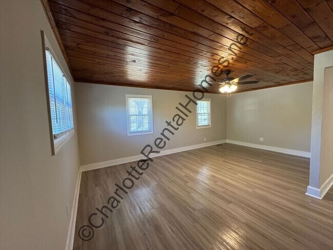 Building Photo - Updated 4 bedroom 2 bathroom home with back deck & large storage shed in Gastonia!