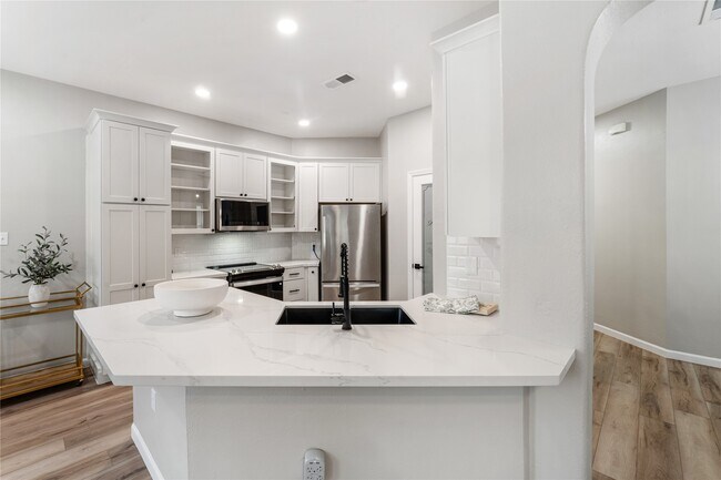 Building Photo - 29 Cypress Bayou Ct