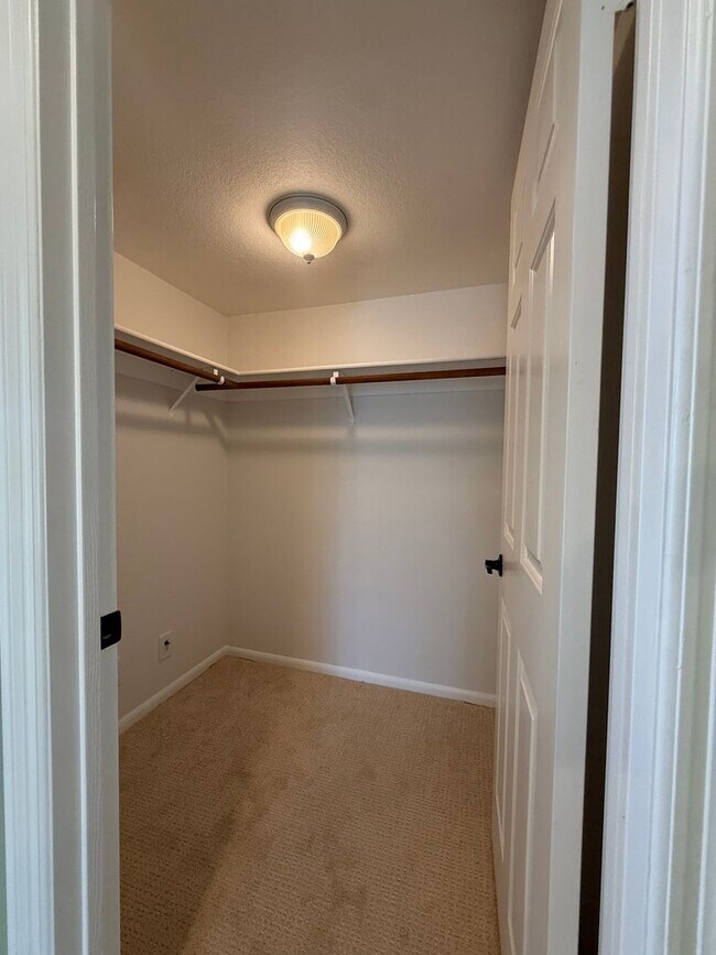 Building Photo - Spacious End-of-Culdesac 4-bed, 2.5-bath Home with Private Sparkling Pool & Spa