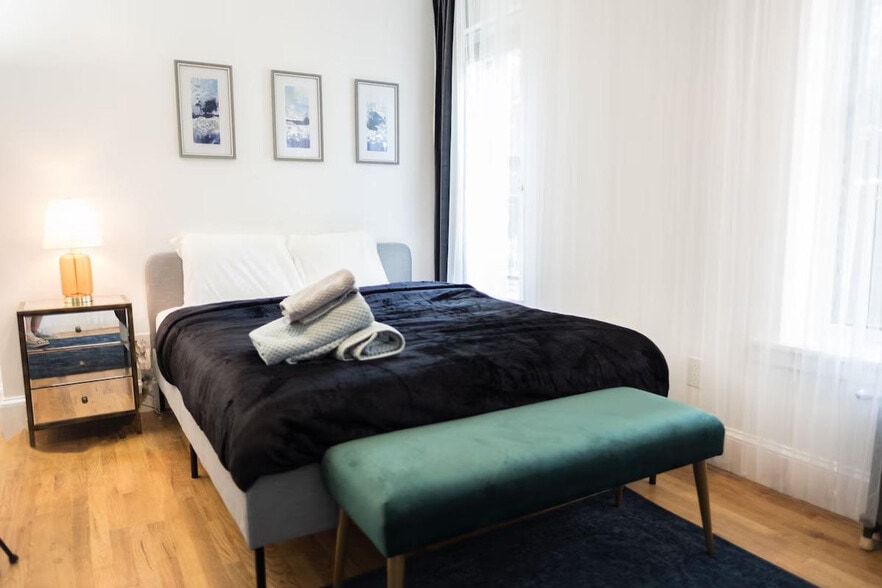 Building Photo - 230 W 113th St