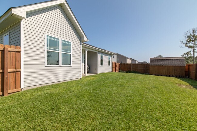 Building Photo - 3 Bedroom 2 Bathroom Home