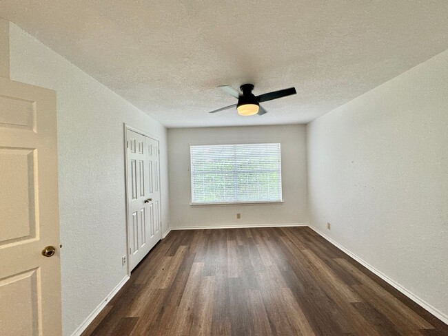 Building Photo - Big 4 Bedroom Home in Stone Oak!