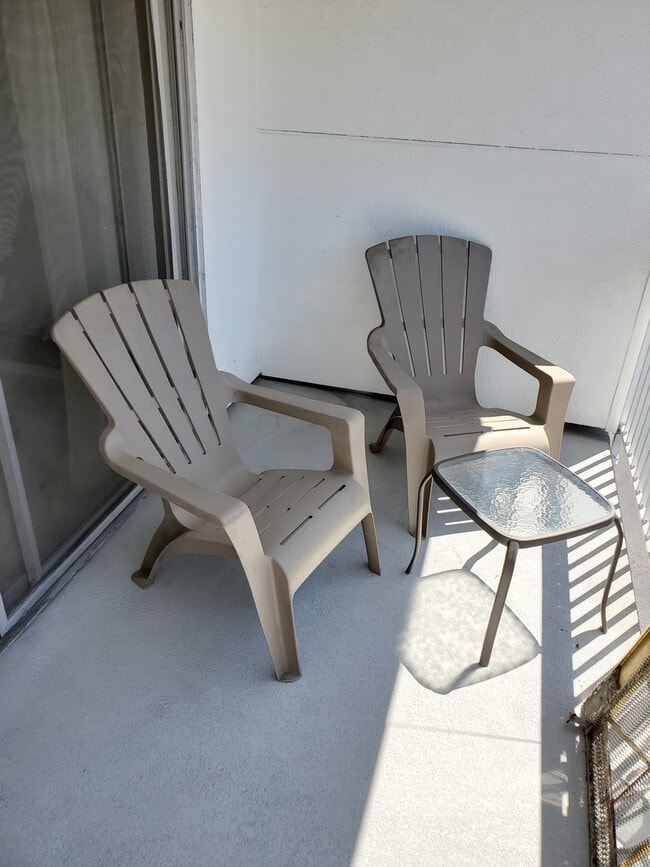 Building Photo - ENCHANTING 1 Bd/1 Ba Ground Floor Unit w/O...