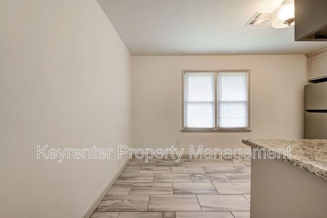Building Photo - 628 E Hill St