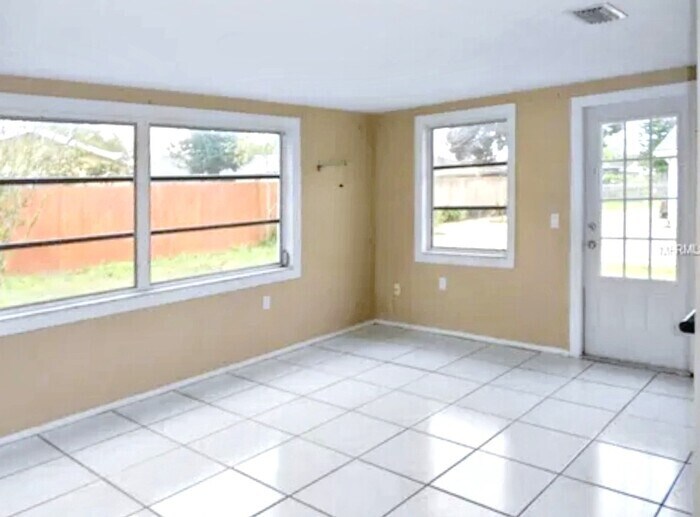 Building Photo - 5912 Della Dr