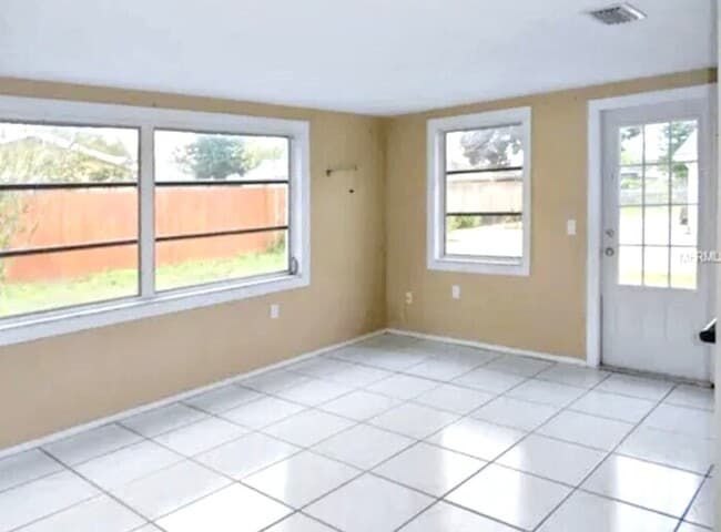 Building Photo - 5912 Della Dr