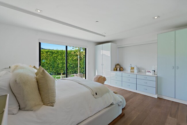 Building Photo - Prestigious Hollywood Hills Home for Rent