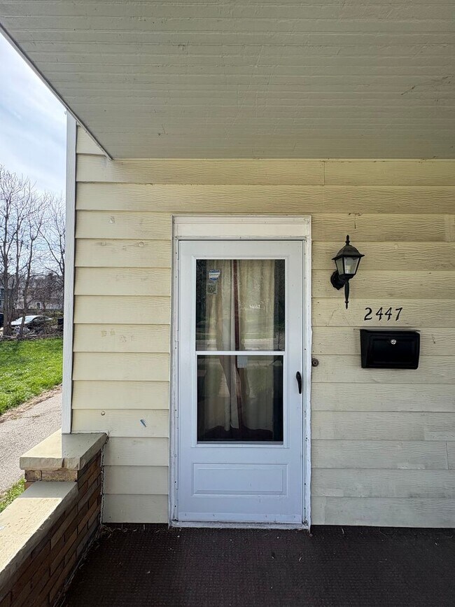 Building Photo - 2447/2449 Maplewood Ave