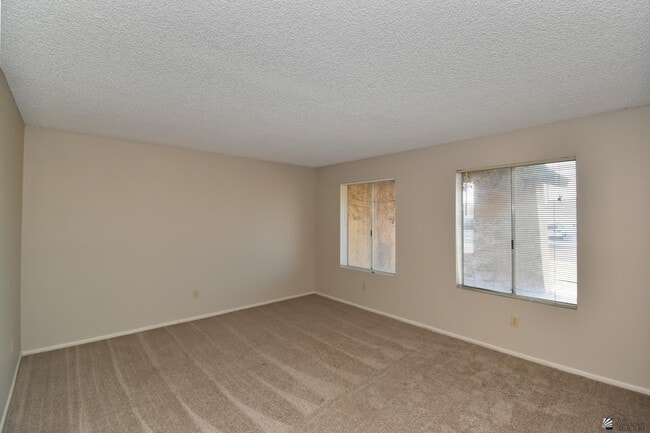 Building Photo - 2716 W Oakwood Ln