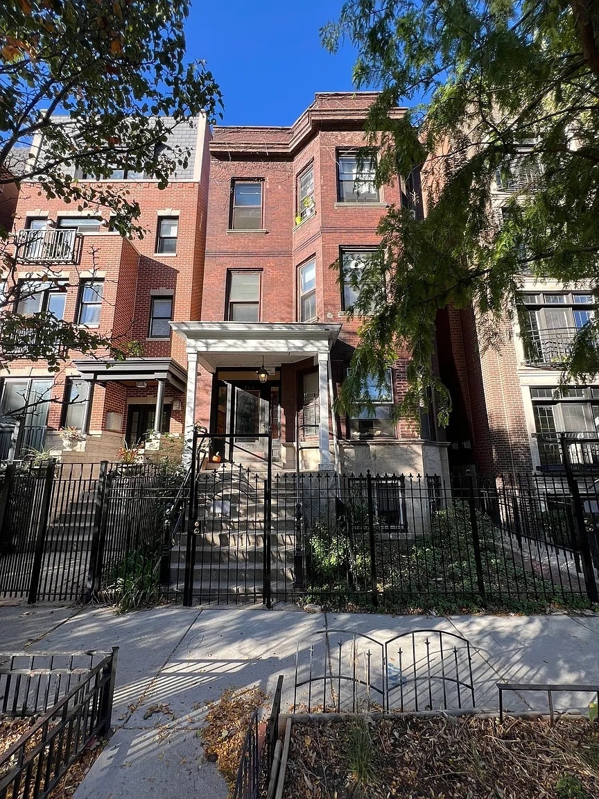 Building Photo - 844 W Aldine Ave