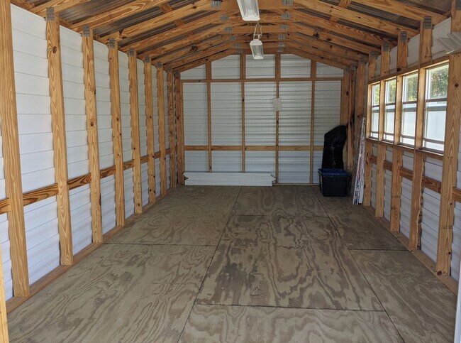 Building Photo - 3/2/2 Home with many upgrades in the 34609...