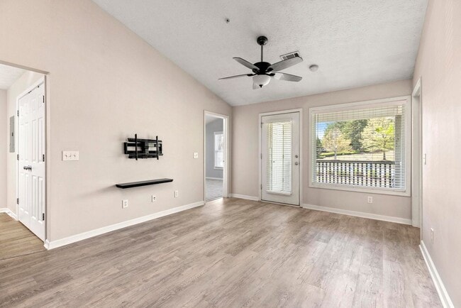 Building Photo - 2 Bedroom 2 Bath Condo on Donahue Dr