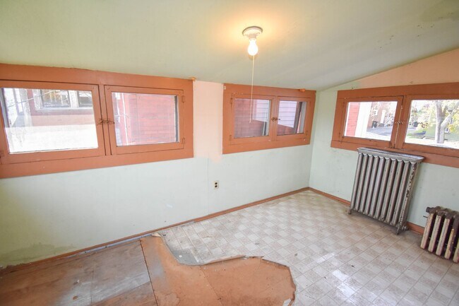 Building Photo - 330 S Fairview St