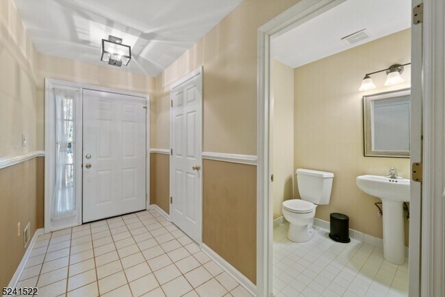 Building Photo - 45 Maple Ln