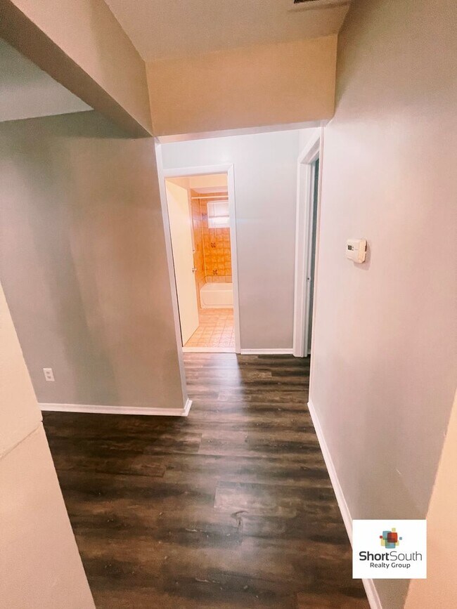 Building Photo - 2 bed 1 bath Duplex Ready for Immediate mo...