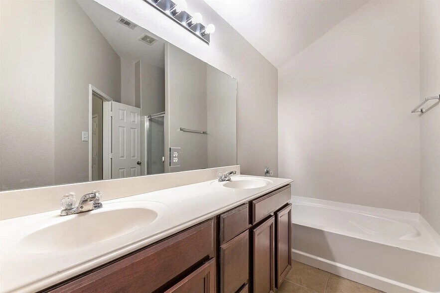 Building Photo - 9829 Fleetwood Dr