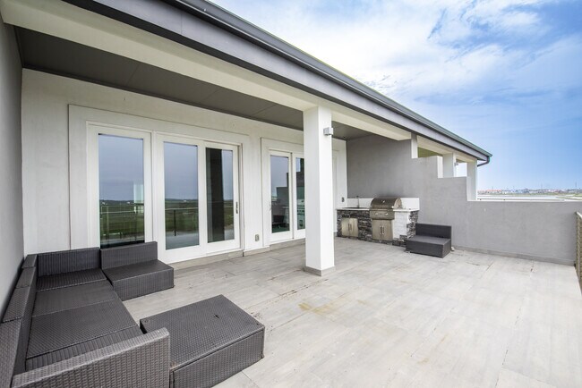 Building Photo - 14836 Granada Dr