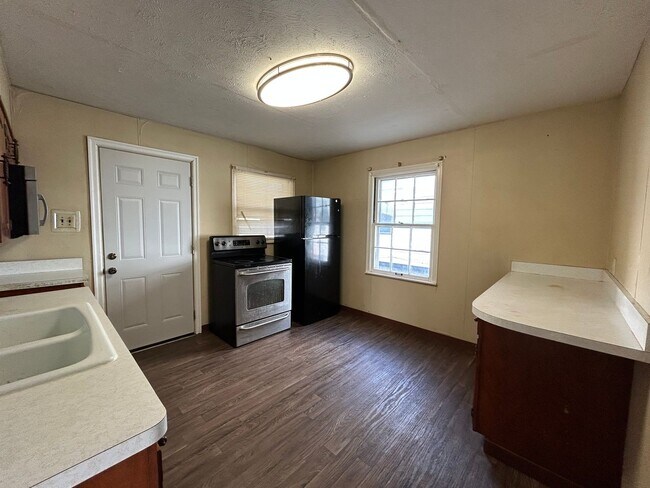 Building Photo - ** Move in Special ** Spacious 3-Bedroom, 2-Bathroom Home – Accepting Section 8 – $1,175/Month