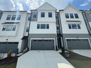 Building Photo - Luxury Townhome Near Umstead Park