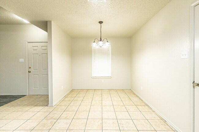 Building Photo - 3 Bedroom Duplex