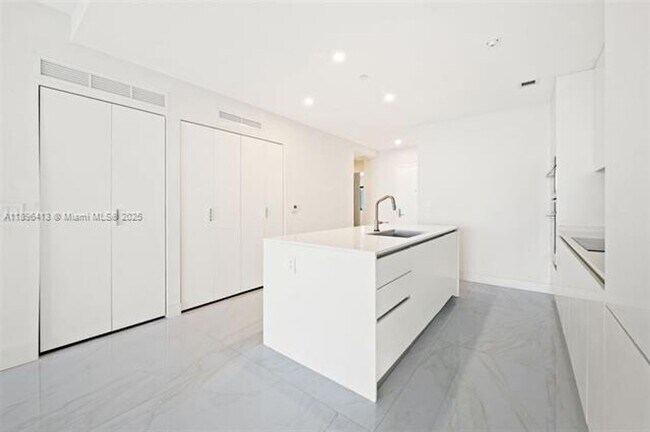 Building Photo - 700 NE 24th St