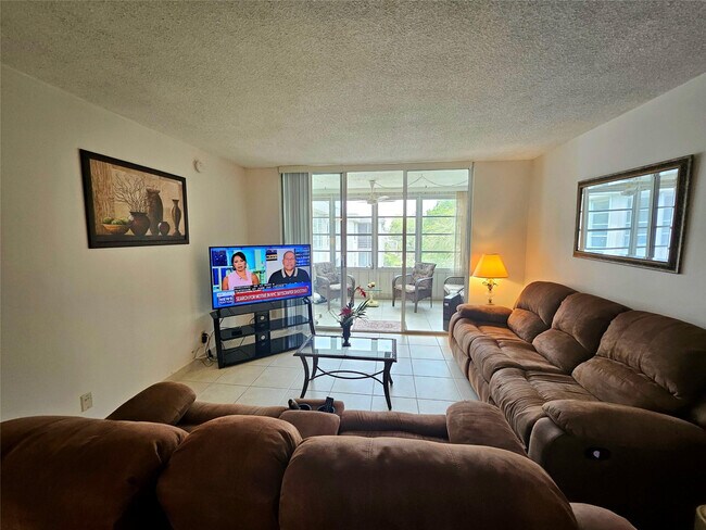 Building Photo - 4899 NW 26th Ct