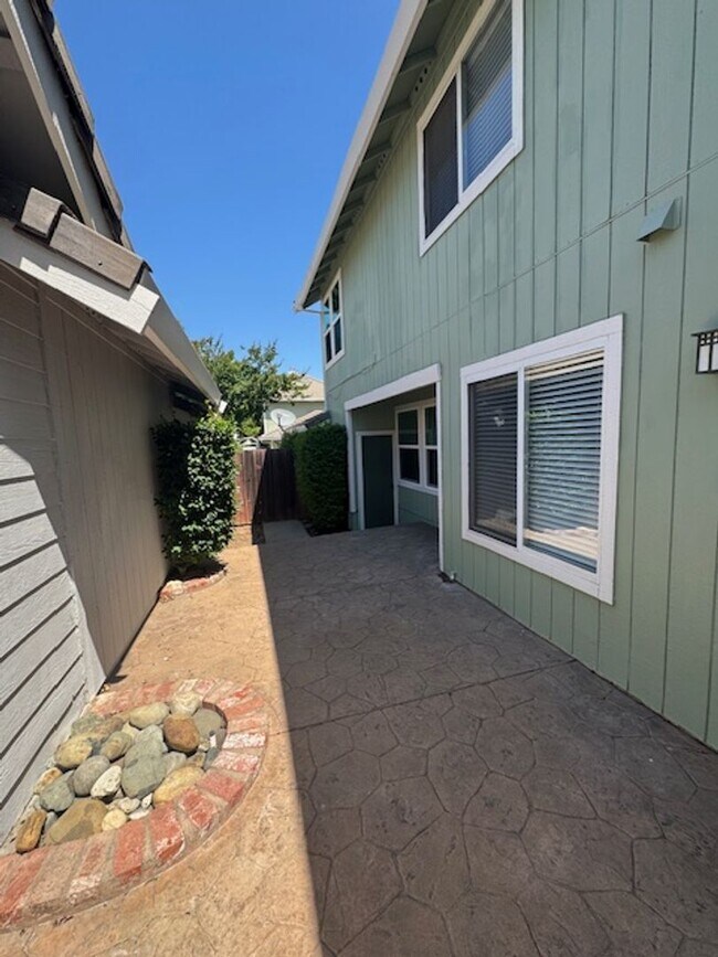 Building Photo - Gorgeous updated gated community unit!