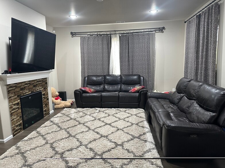 Building Photo - 3909 80th Ave NE