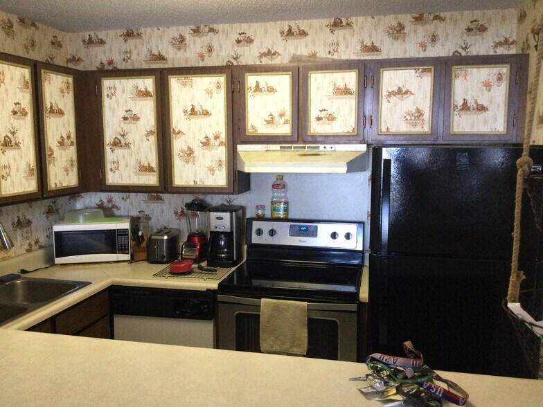 Kitchen - 400 Hobron Ln