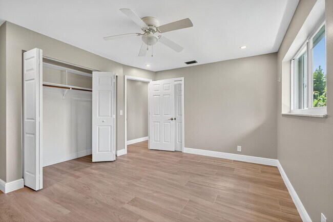 Building Photo - 905 Shore Dr