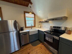 Building Photo - 131 School St