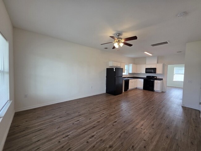 Building Photo - 4-Bed 2 Bath 2 Car Garage-Available July f...