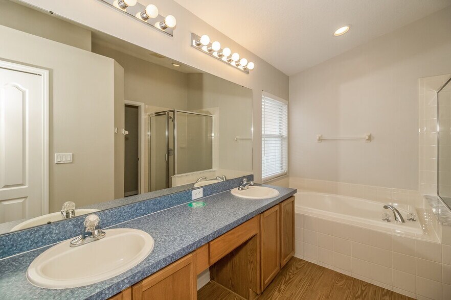 Building Photo - 633 Straw Lake Dr