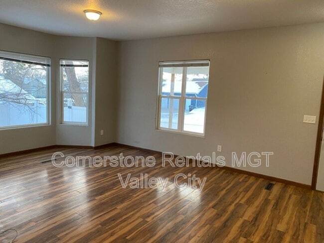 Building Photo - 642 2nd Ave NW