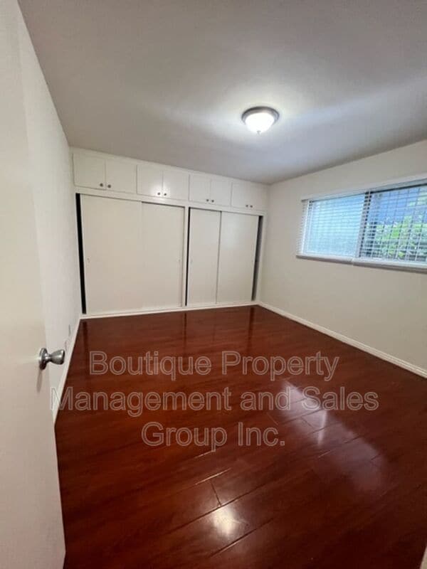 Building Photo - 930 E 1st St