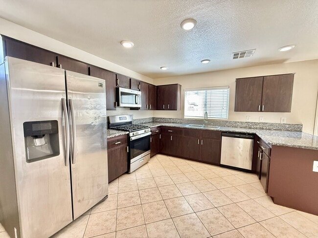 Building Photo - Stylishly Home in Gated Community – Minute...