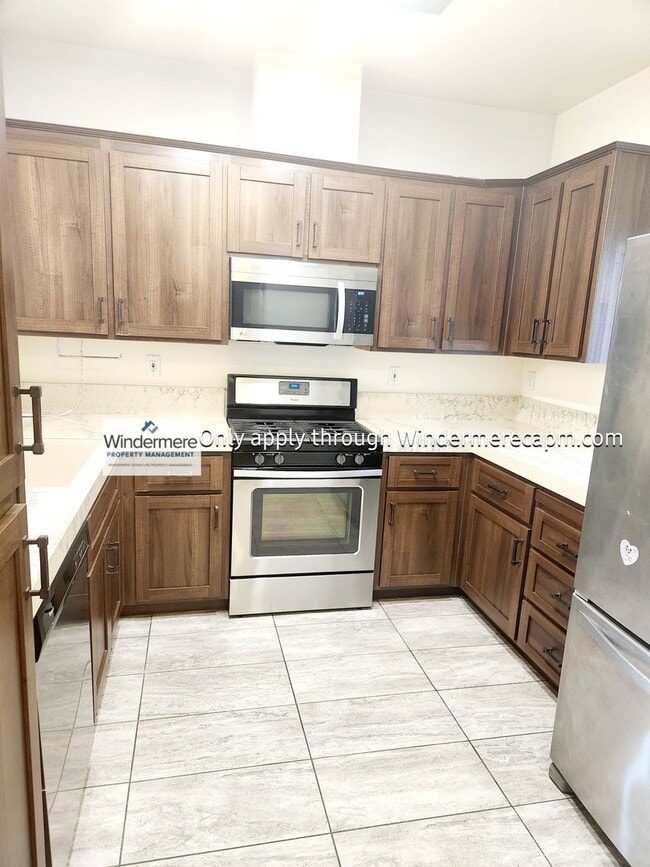 Building Photo - Bright 3 bedroom, 2 bath in Gated Communit...