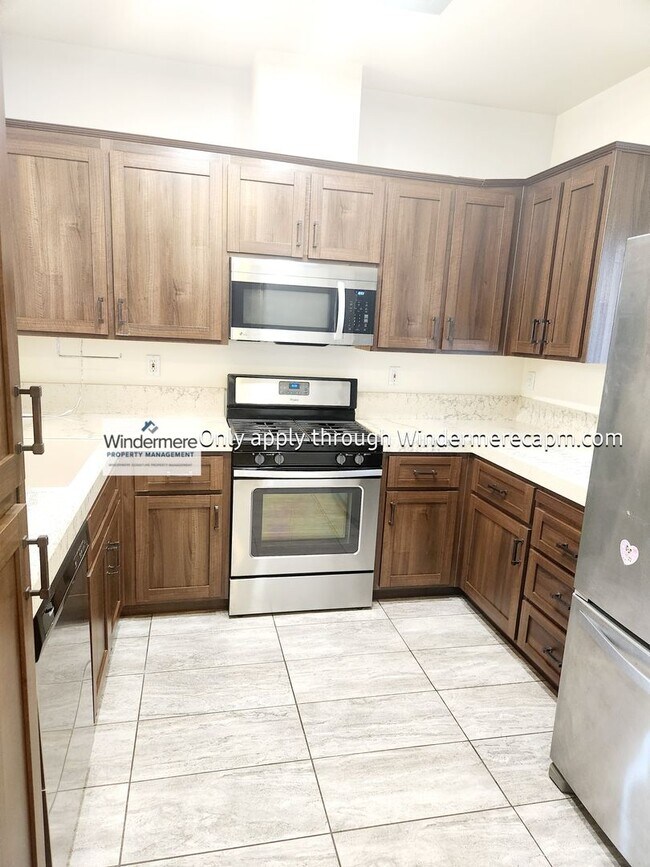 Building Photo - Bright 3 bedroom, 2 bath in Gated Community of Bentley Square!
