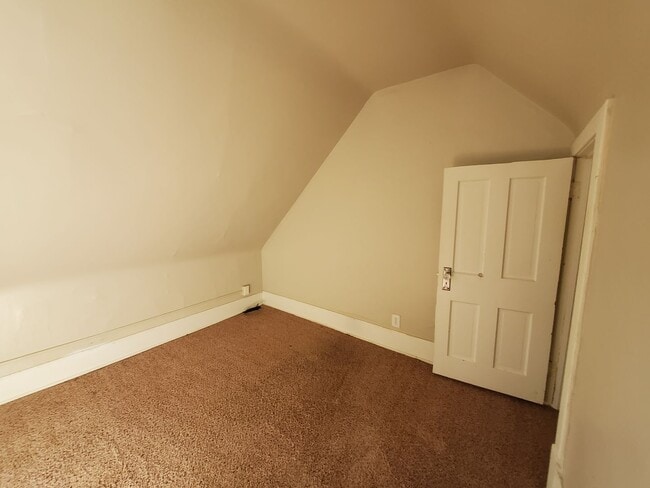 Building Photo - 2 Bedroom House in Rock Island