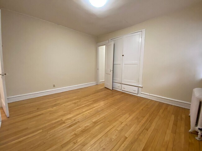 Building Photo - 2533 N Lake Dr
