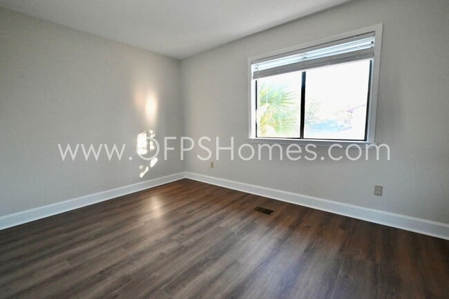 Building Photo - 710 Legion Dr